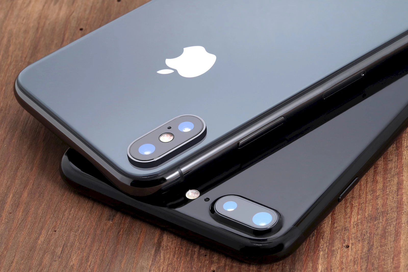 Space gray iPhone X and black iPhone 7.